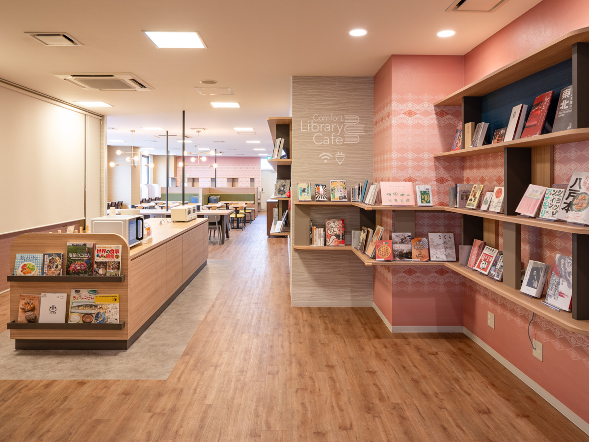 【ライブラリーカフェ】八戸の伝統工芸「南部菱刺」をモチーフとしたデザインがアクセントの空間です。