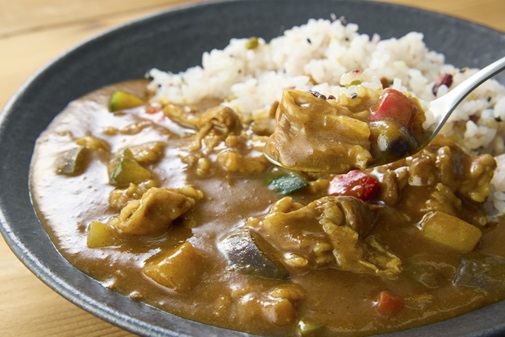 朝からお腹いっぱい楽しめる具沢山のカレー（ビーフ・シーフード・チキン）を日替わりで提供します