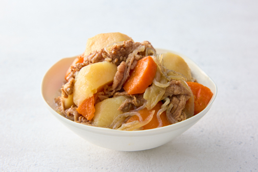 ほくほくのじゃがいもとやわらかな牛肉を、だしの旨みでじっくり煮込んだ朝にもうれしいやさしい味わい