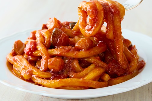 もっちりとしたうどんに、トマトの風味豊かなソースを絡めたやさしい味わい