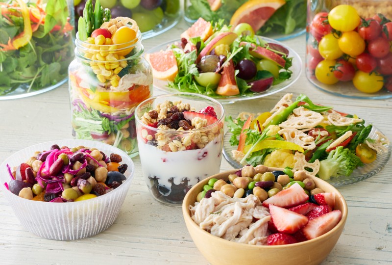 彩り豊かな野菜やフルーツ、トッピングが充実