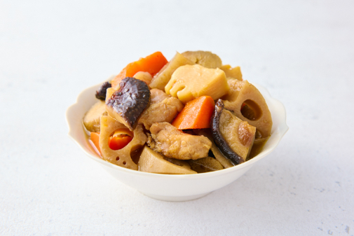 鶏肉と根菜をじっくり煮込み、だしの旨みがしみ込んだやさしい味わい