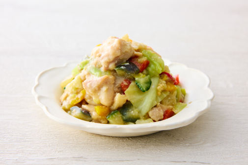 やわらかなチキンに、色鮮やかな野菜とキャベツの食感を添え、濃厚な白味噌でまろやかに仕上げました