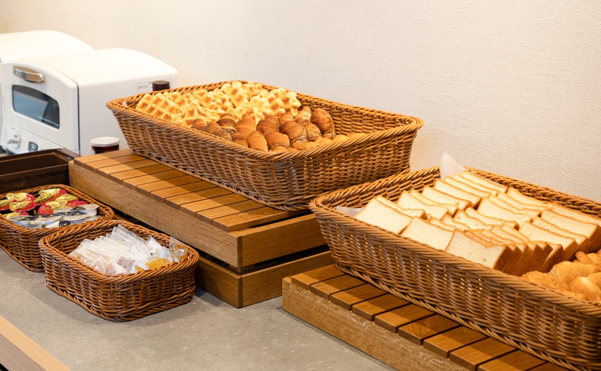 朝食提供風景_パン