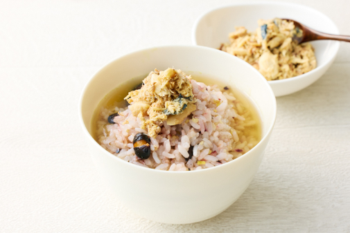 雑穀米に鯖フレークとブイヨンスープをかけると朝のからだにやさしいアレンジメニューに！