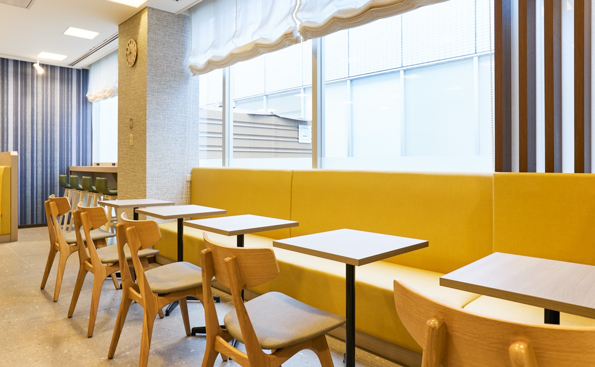 【ライブラリーカフェ】チェックイン後のひと休みに使える空間