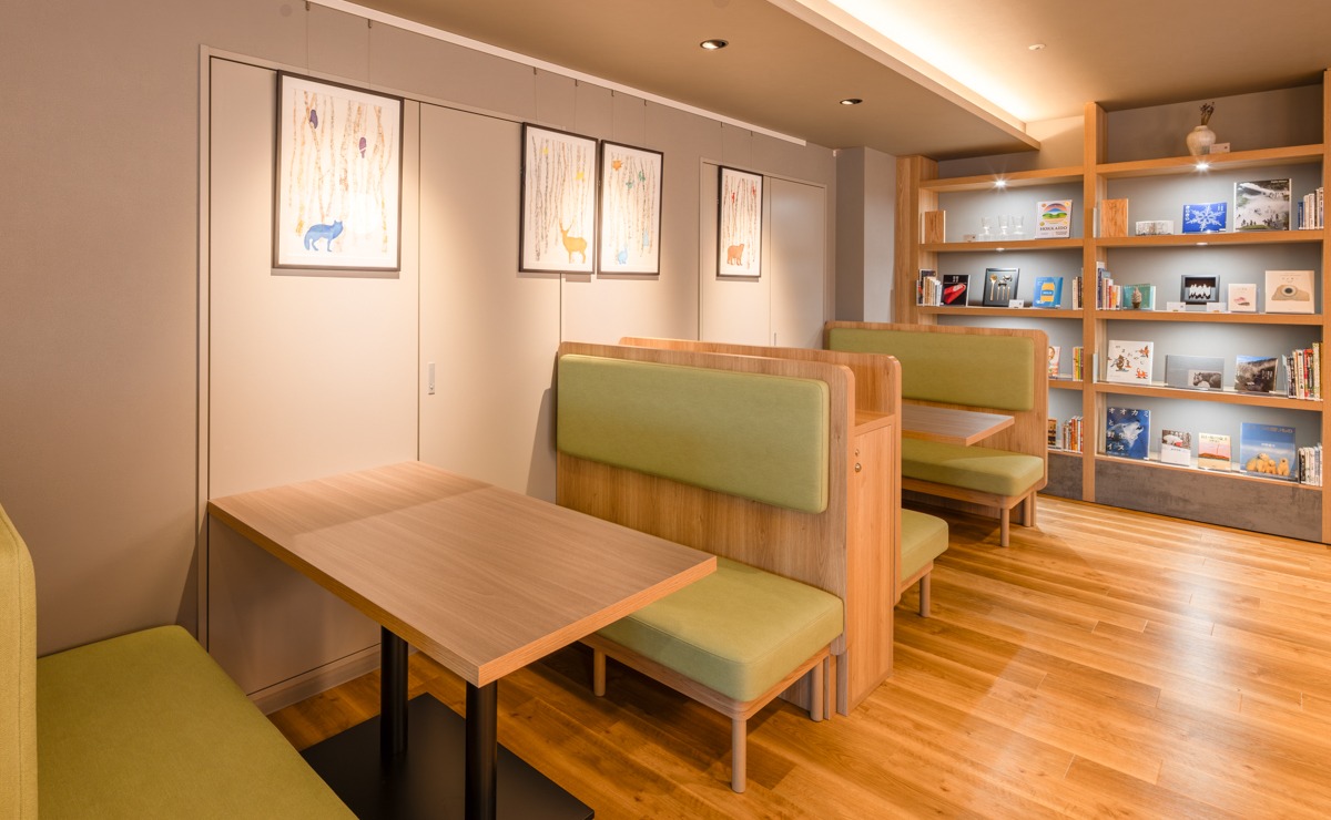 コンフォートホテルERA札幌北口　コンフォートライブラリーカフェ