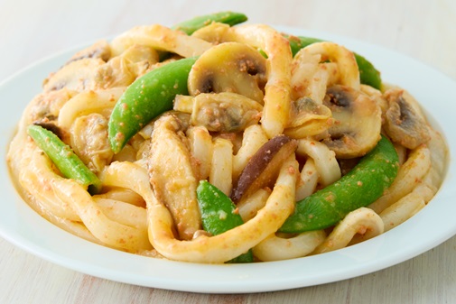 もちもちのうどんに、明太子のほどよい塩味とコクを絡めたやさしい味わい