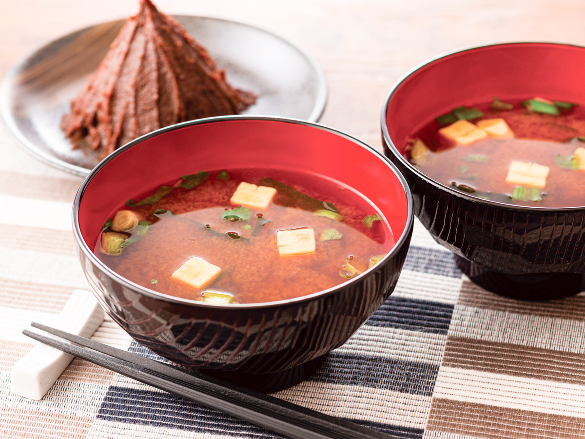 【新幹線口・伏見限定メニュー】東海地方特産の豆味噌を使用した赤だし味噌を定番の味噌汁にしてご用意