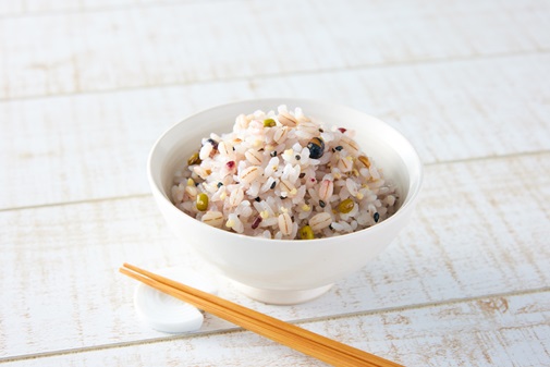 複数種類の穀物を使用した、食物繊維とミネラルたっぷりな雑穀米。