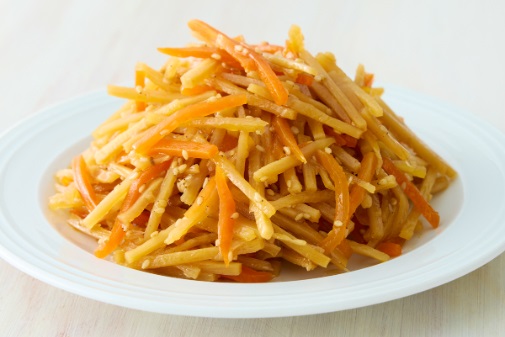シャキッとしたごぼうに、人参の彩りとごまの香ばしさを添えたやさしい甘辛味の一品