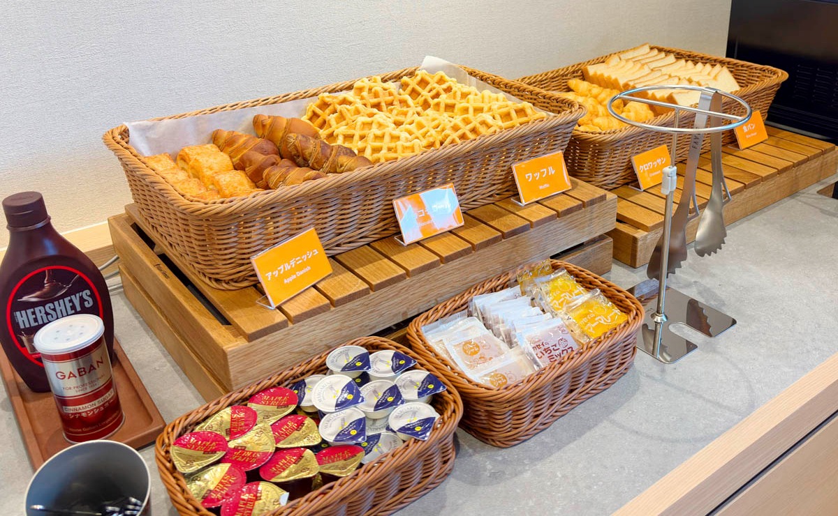 朝食提供風景_パン