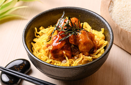 焼き鳥のような具材がのった丼もの料理。