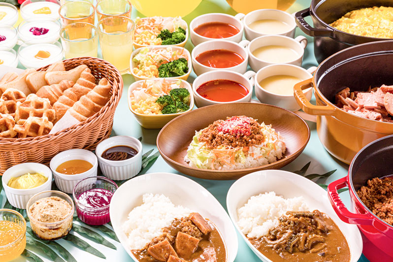 パン、スープ、カレー、スクランブルエッグなど、種類豊富なビュッフェ朝食。