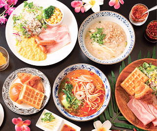 本格的なタイ料理やオムレツ、パスタ、ワッフル、パンなどが並んだ洋食ビュッフェ。