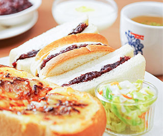 トーストやあんバターサンドにサラダが添えられたプレート。