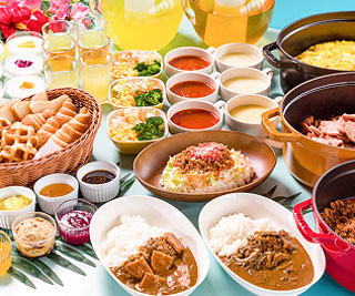カレーやご飯、スープ、ワッフルなど、さまざまな料理が用意された朝食ビュッフェ。