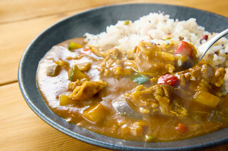 ご飯とともに、たっぷり野菜やお肉などの具が入ったカレーライス。