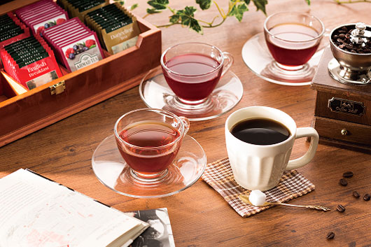 ライブラリーカフェで無料で楽しめるコーヒーや紅茶の写真