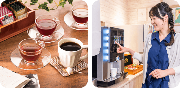 木のテーブルに並ぶ紅茶とコーヒーと、女性がドリンクバーの機会でドリンクを選択している様子。