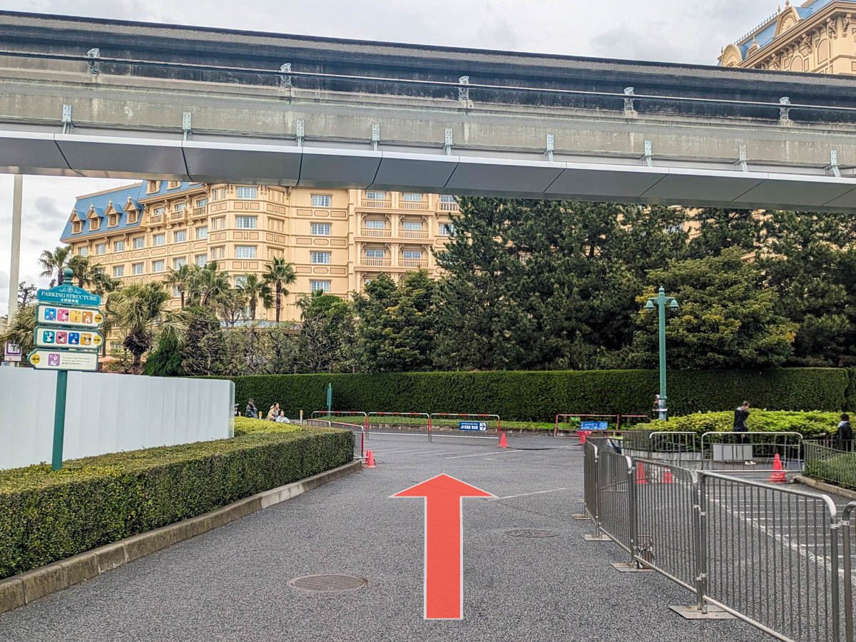 ③ディズニーリゾートラインの線路の下をお通りください。