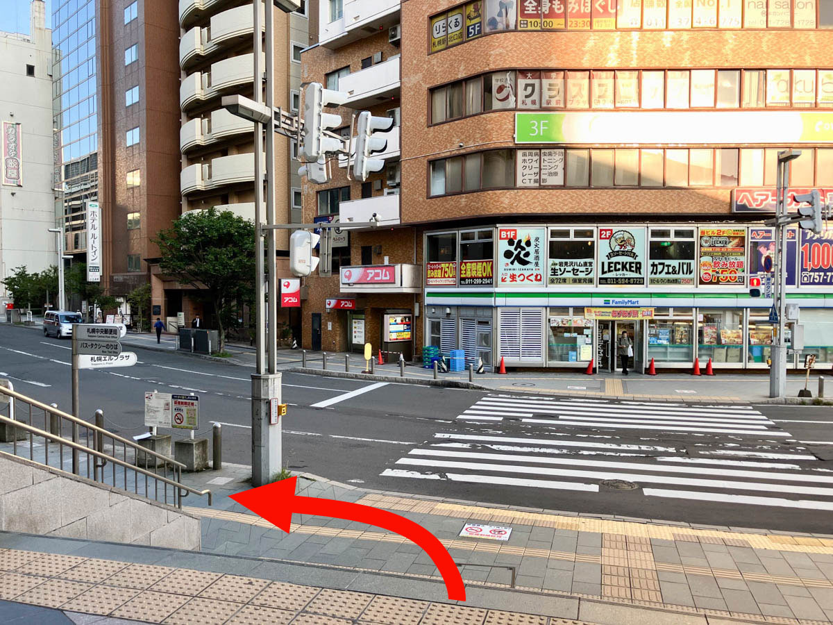 ②北口を出て階段を降り、横断歩道は渡らず左折して直進します。