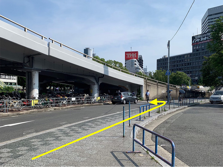 ③そのまま直進し、左手の横断歩道を渡り、高架下を進みます。