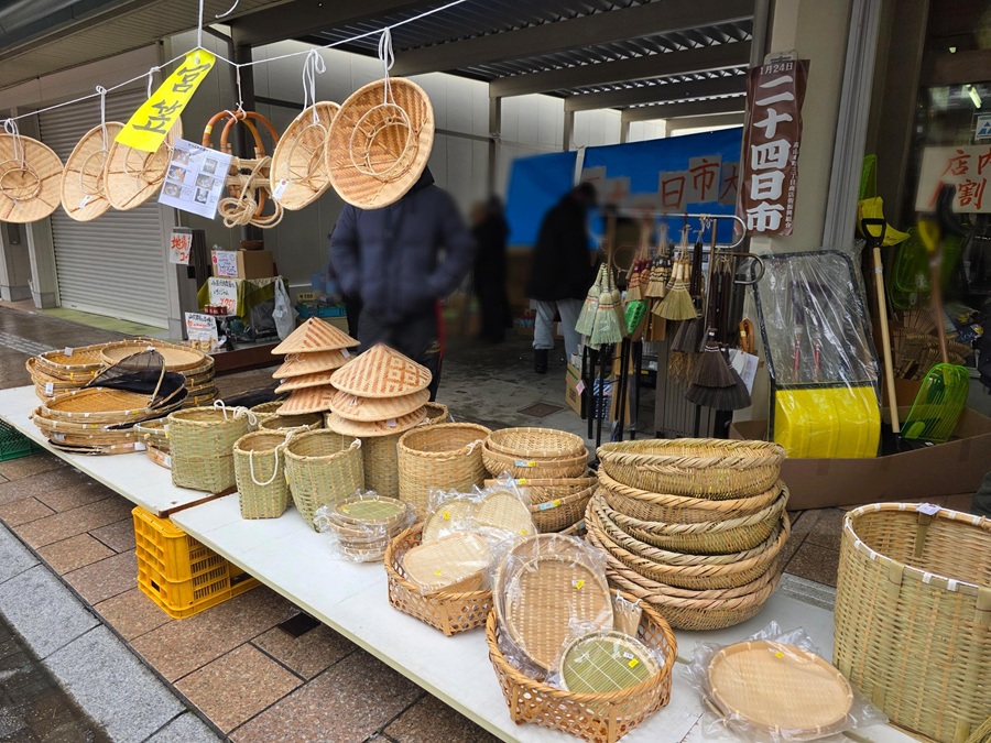 冬の高山で行われる二十四日市の露店風景