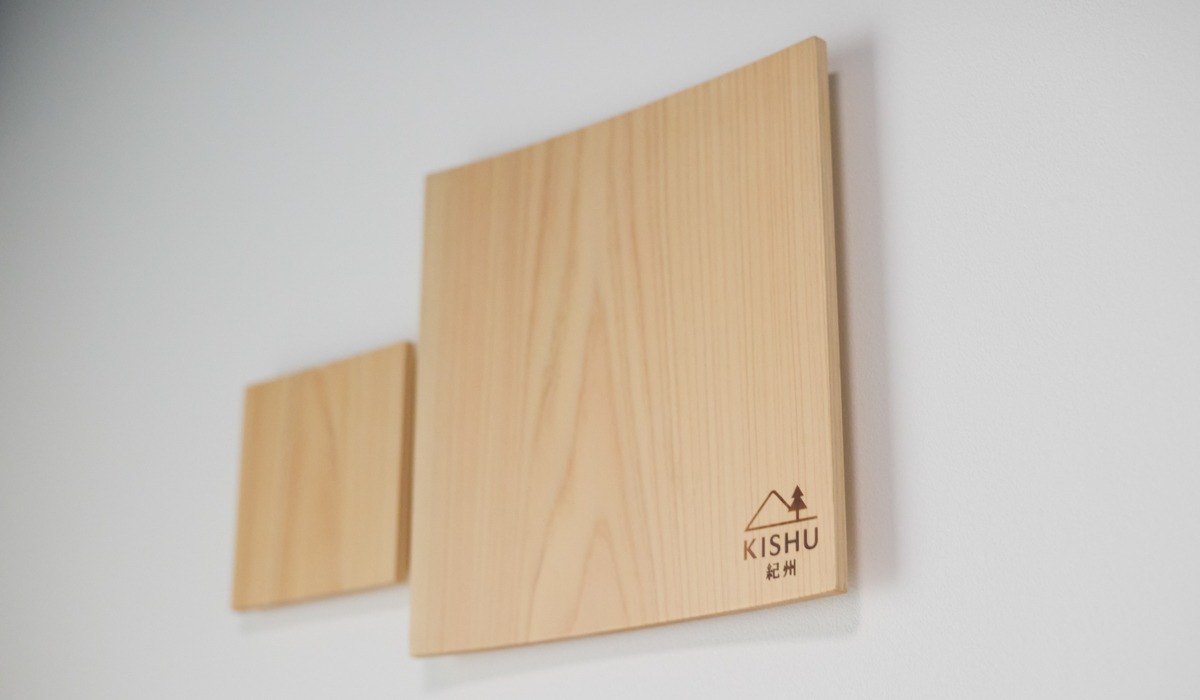 【ダブルエコノミー】紀州材で知られる桧材を使用したアート