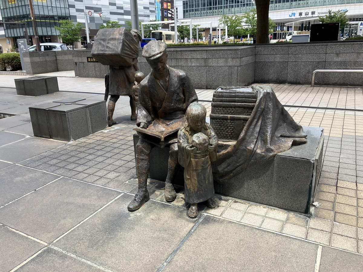 富山駅前 銅像