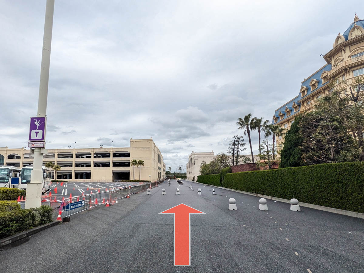 ⑤左手奥に立体駐車場が見えてきます。そちらを目指してください。