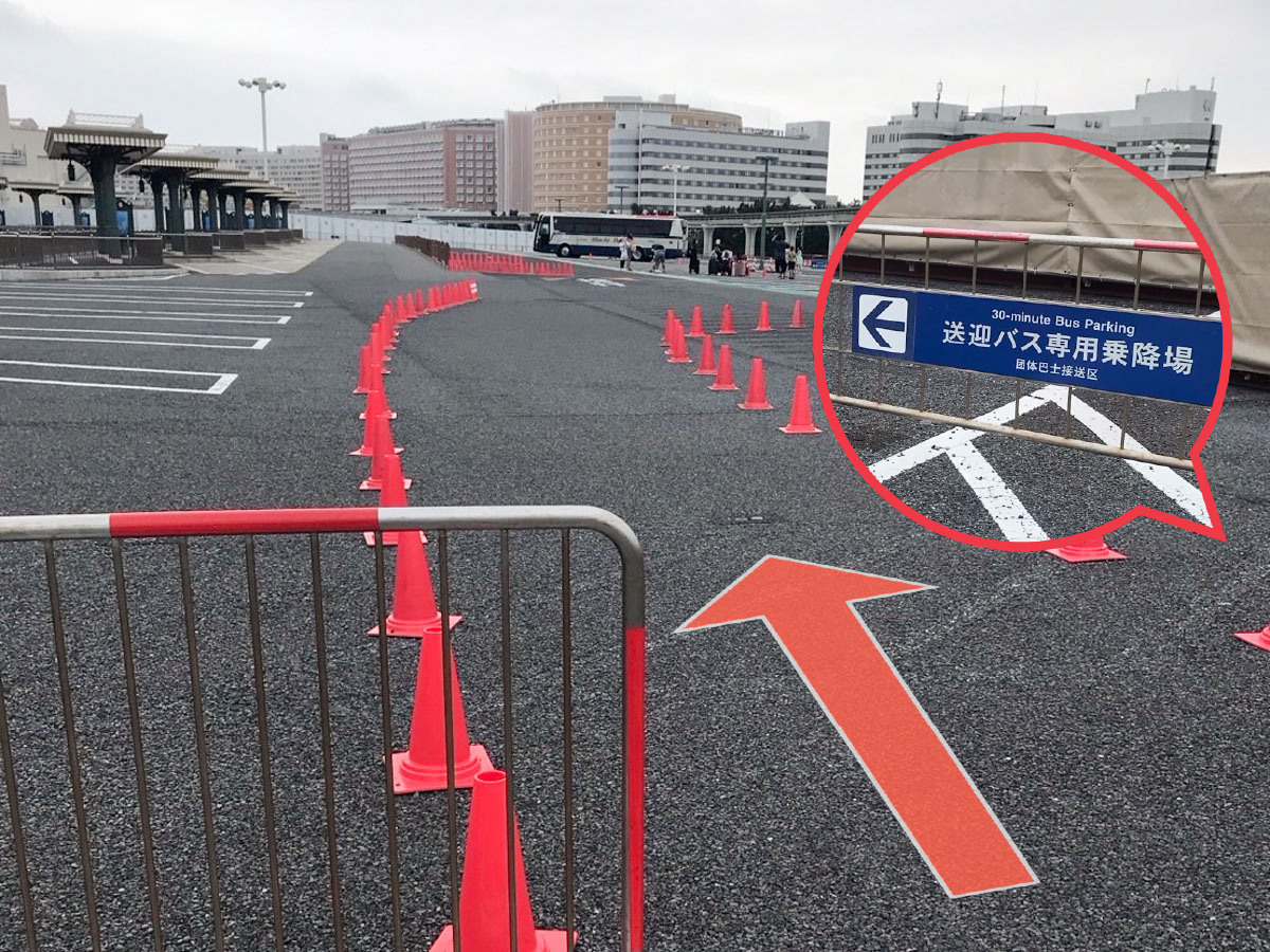 ⑤右手に工事用シートを見ながら、「送迎バス専用乗降場」の案内看板に従って三角コーンの間を進みます。
