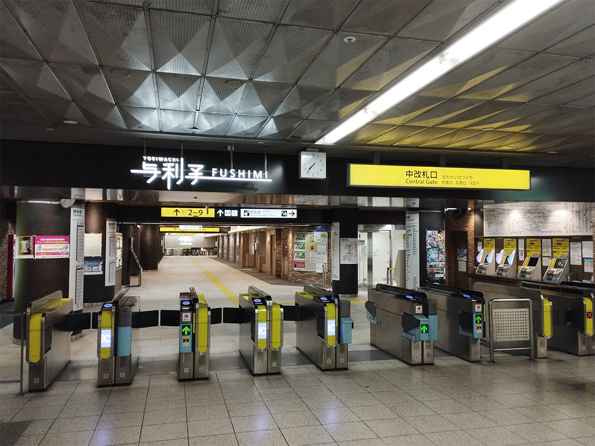 ①名古屋市営地下鉄伏見駅の【中改札口】を出て直進します。