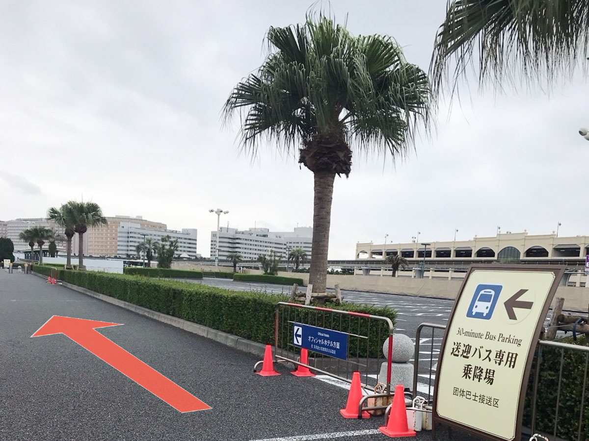 ②「送迎バス専用乗降場」の案内看板に従って左へ進みます。