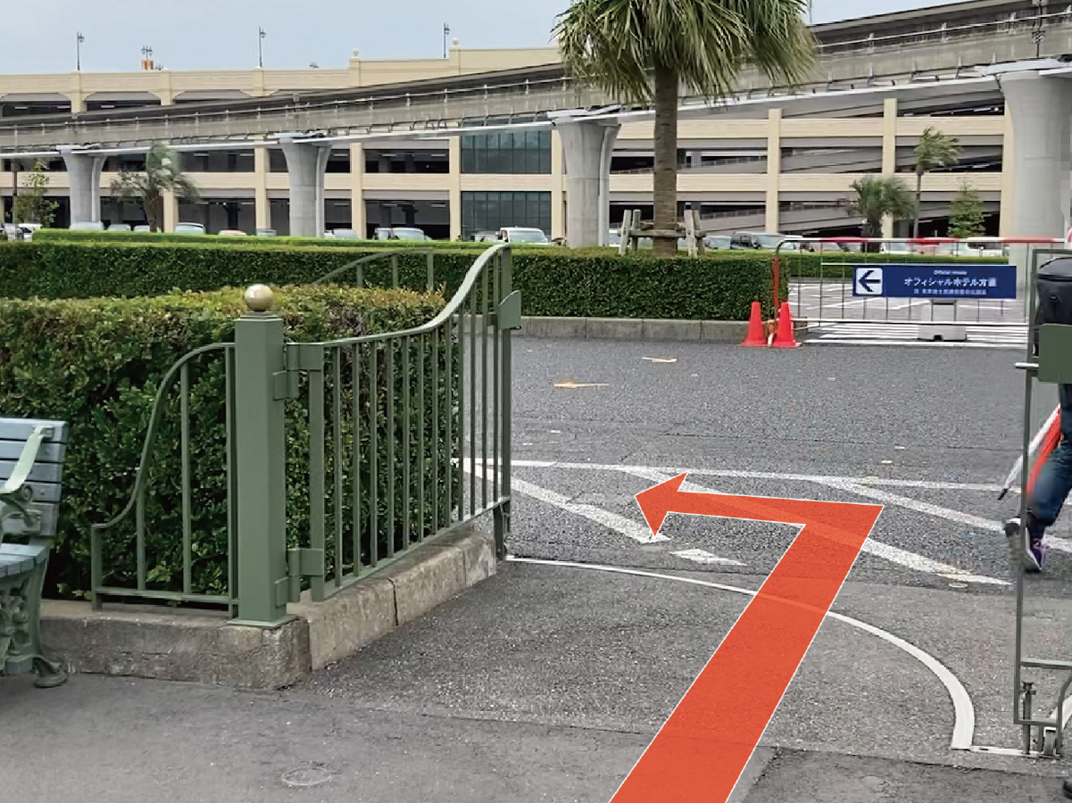 ①エントランスを出て、左側の出口専用ゲートから出ます。