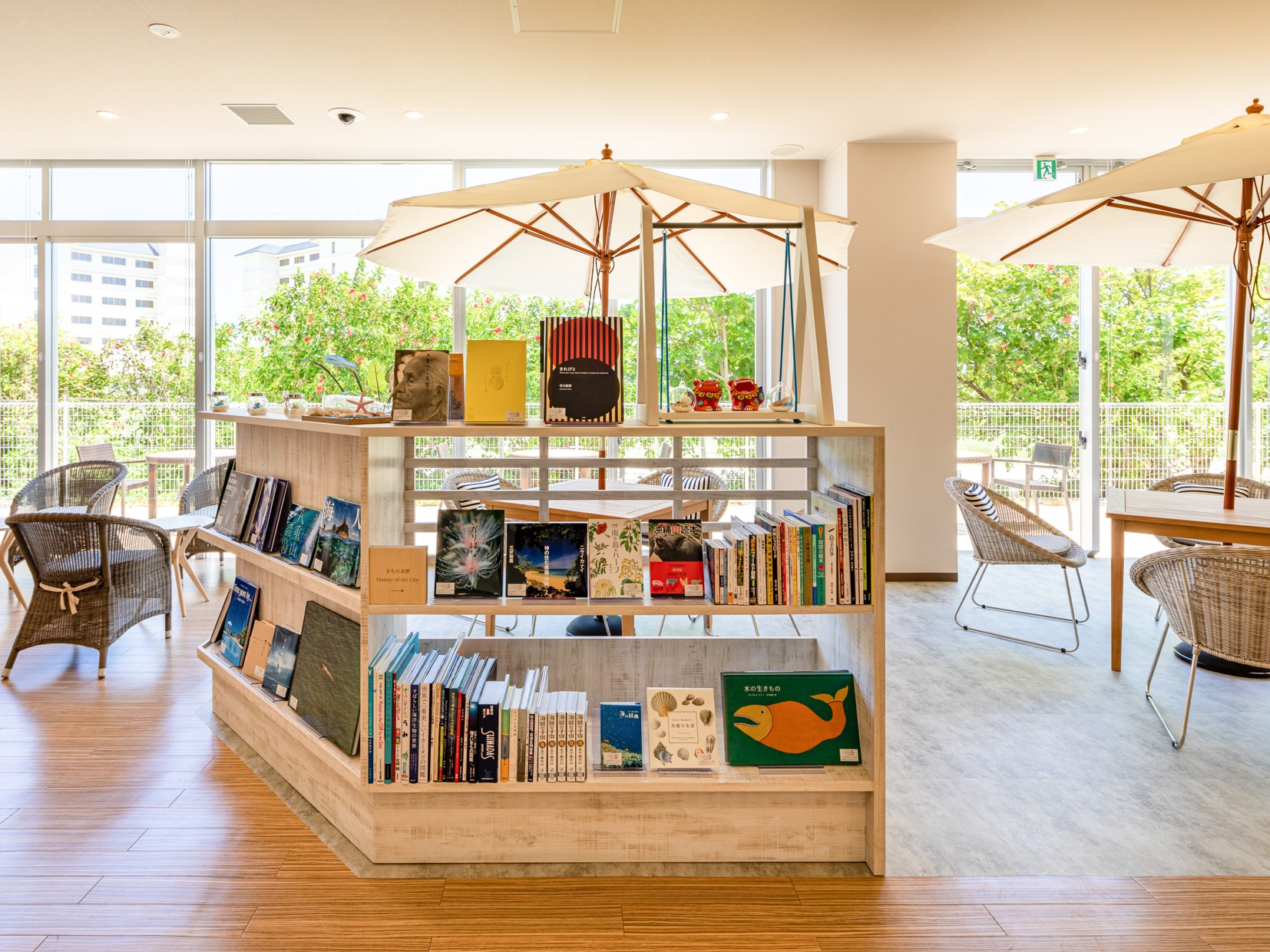 コンフォートホテル石垣島　コンフォートライブラリーカフェ