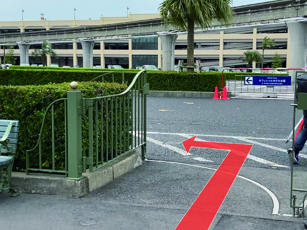 ②出口専用ゲートを出て青い「送迎バス専用乗降場」の看板の矢印に従い、左に曲がって直進してください。