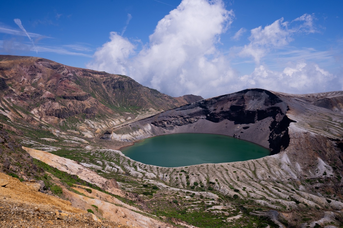 蔵王の火口湖「御釜」