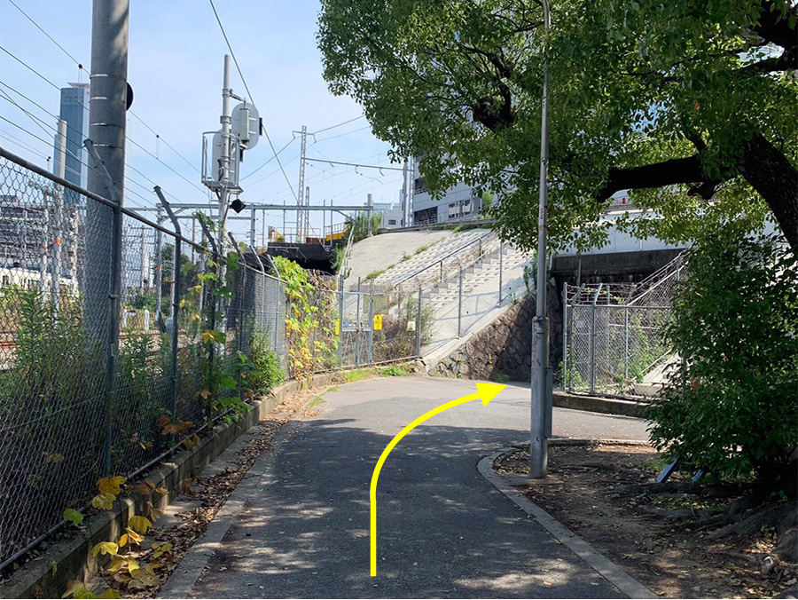 ⑥高架下を進みます。