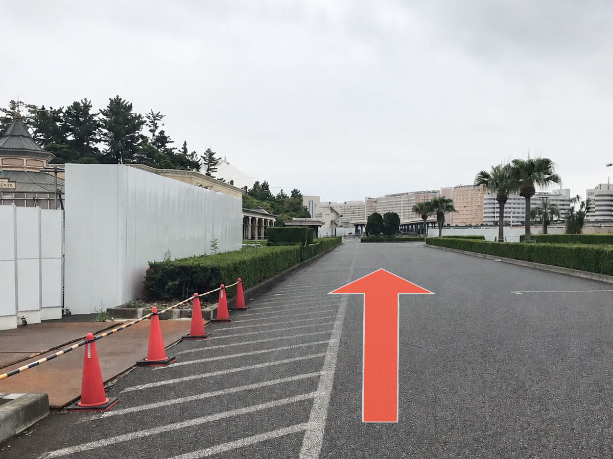 ③左手に白い仮囲いを見ながら直進します。仮囲いを通り過ぎると、コインロッカーが見えてきます。