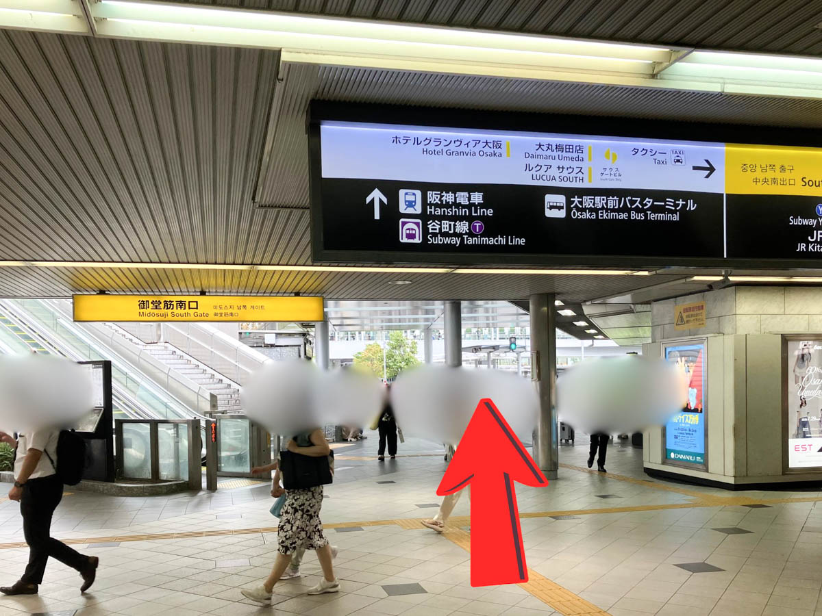 ②【御堂筋南口】を出て、そのまま直進します。