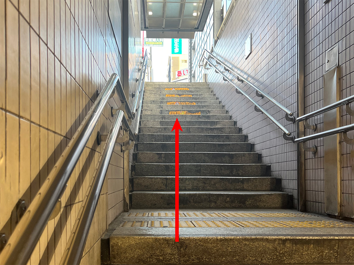 ④栄駅2番出口の階段を上がります。