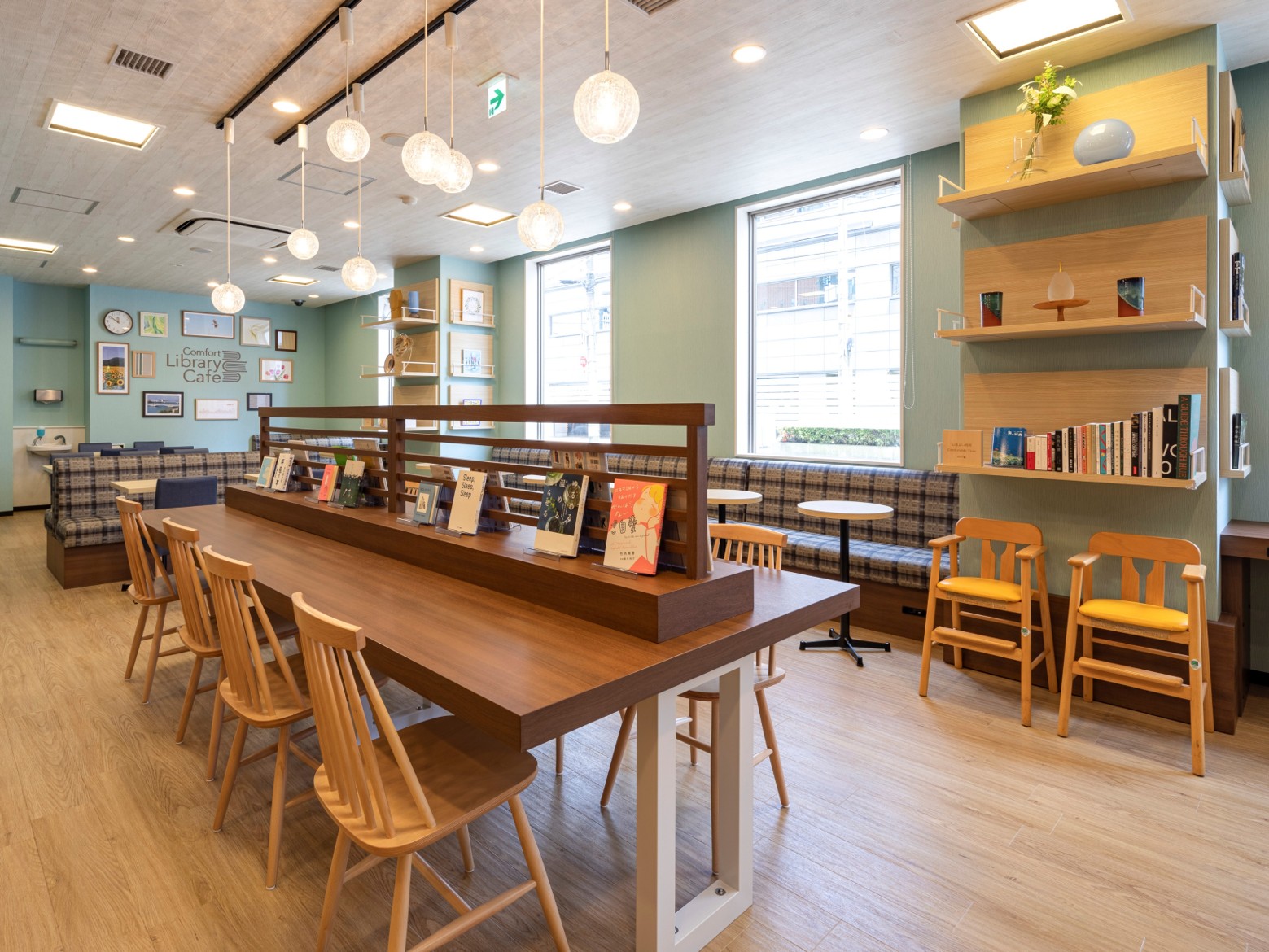 コンフォートホテル新潟駅前　コンフォートライブラリーカフェ