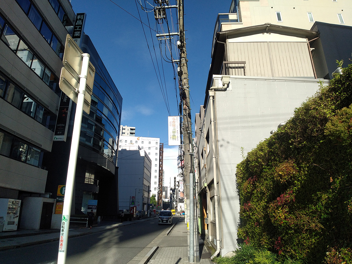 ⑦直進すると正面にホテルが見えます。