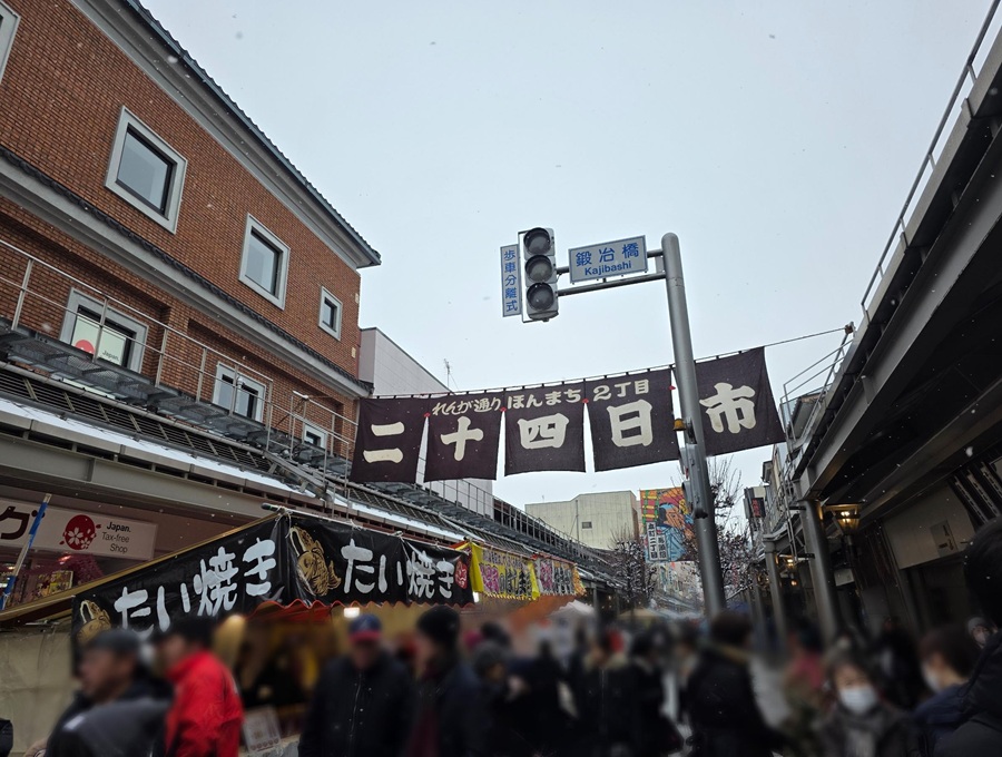 宮川沿いで開催される高山の二十四日市の様子