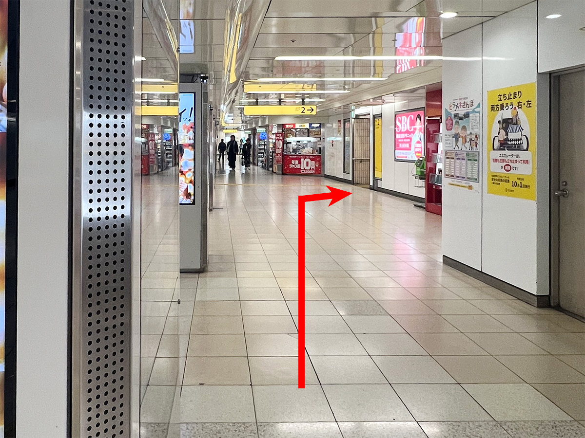 ③右手の券売機を過ぎると栄駅2番出口が右手に見えます。