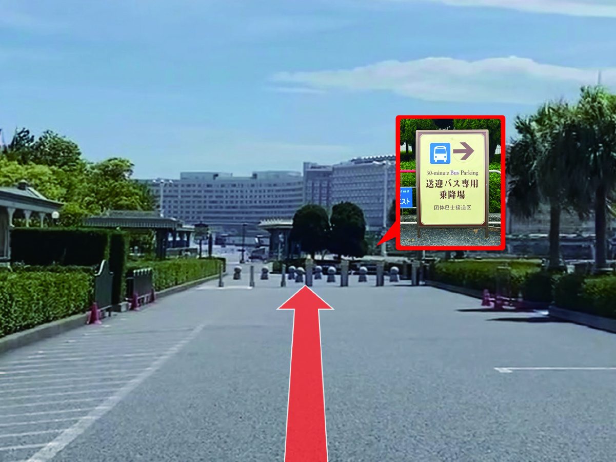 ③コインロッカーを左手にしながら2本の大きな木が植えられている場所まで直進し、看板前で右折します。