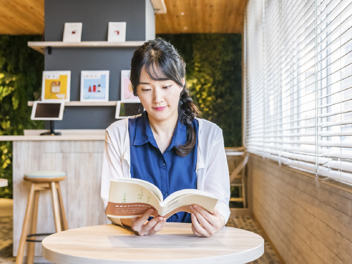 Comfort Library Cafeで読書をする女性