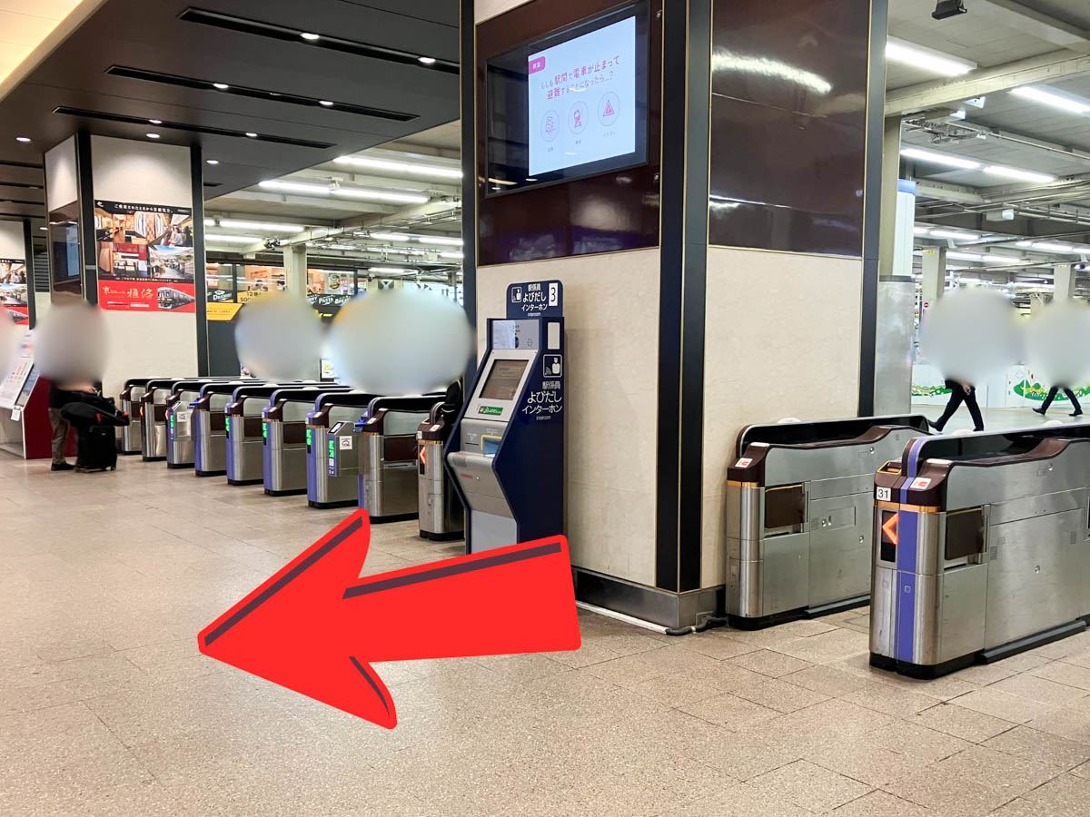 ①阪急大阪梅田駅【3階改札口】の改札を出て、下りエスカレーターに乗ります。