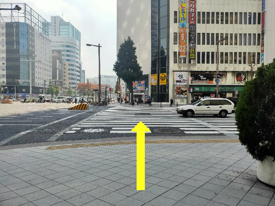 ④交差点【笹島】を名鉄レジャック（Meitetsu　Lejacと赤い文字で書かれている白いビル）の方向へ渡ります。